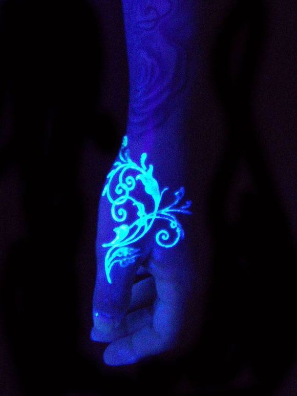 手部时尚漂亮的荧光藤蔓虎口纹身图案图片